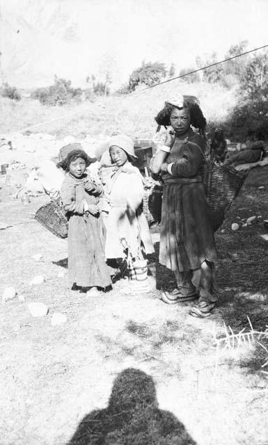 Ladaki (Ladakhi) woman and children