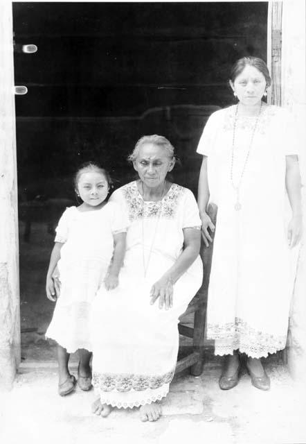 Family of Juan Olalde- Paula, Augustina, Martilla