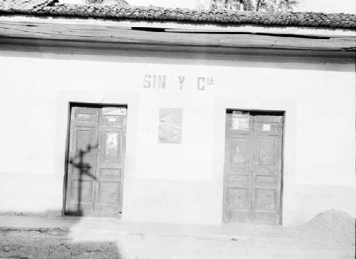 Sin Y Cia, penonome doorway with stone idol