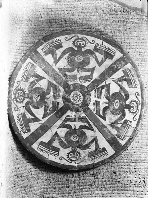 Polychrome plate with ring base from Grave 15, number 105