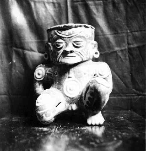 Kneeling human effigy figure