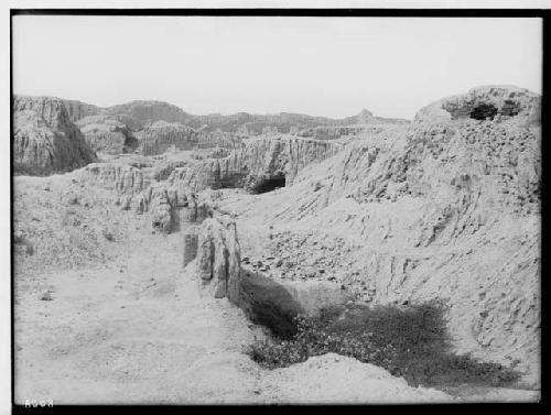 Section E principal tomb found surrounded by ruins, Uhle group