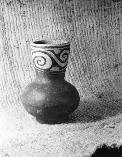 Red carafe with polychrome neck ring base, Grave 6, lower layer, number 92