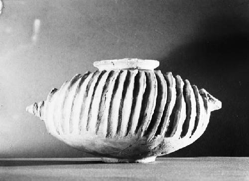 Red and white armadillo effigy jar with ring base from grave 13, number 159