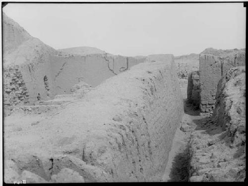 Central wall dividing two sections of the rooms of Squier Necropolis Group; Gran Chimu Group.