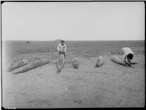 Men making Cabbalitos or one man Balsas of reeds