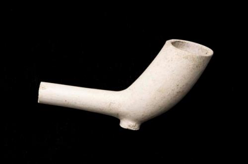 Ceramic pipe, stem partially broken