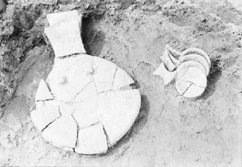 Exploratory pit 7, grave 1, showing plates, incensarios, jar