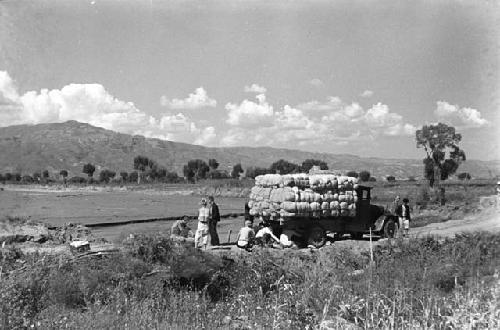 Truck in difficulties, Fenyang-T'airjuan road