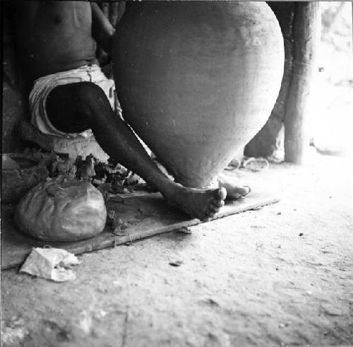 Potter Angel Ku making a tinaja on a kabal