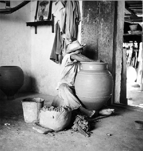 Carmen Cab making a tinaja on a kabal, 4 of 5