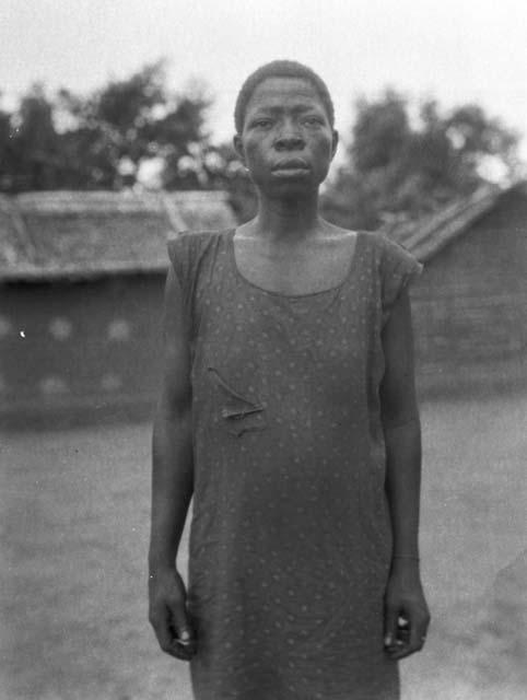 Basa woman, front view