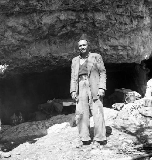 Baghdadi cook outside pastun cave on Jebel Baradost near Rowandiz