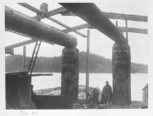 Totem poles, new house going up in Gwaestums