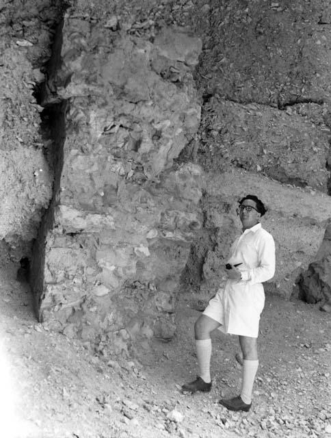 TG Bibby inside large tumulus at Ali