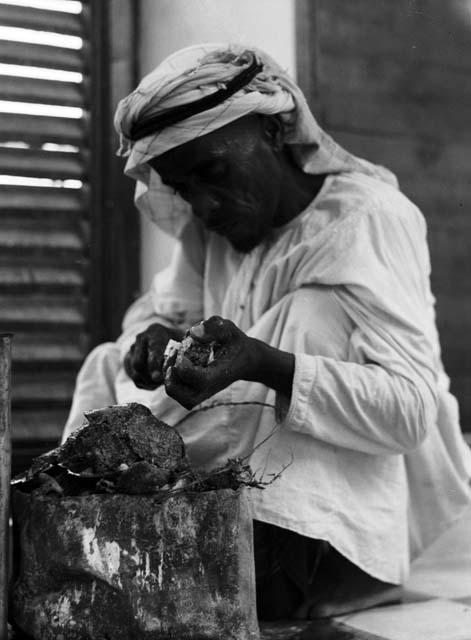 Man opening oysters at Sharja