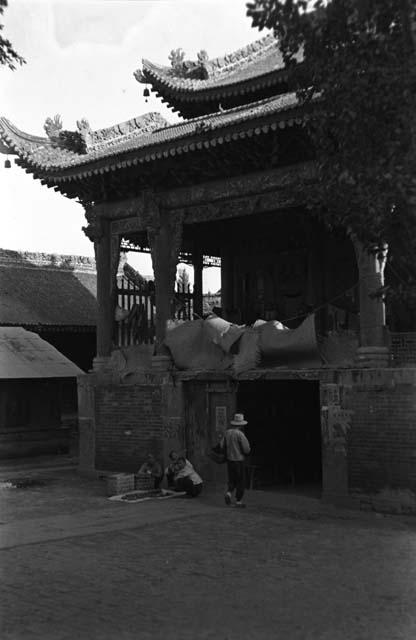 Court of Ch'eng-huang Miao, Sian, gateway through tower