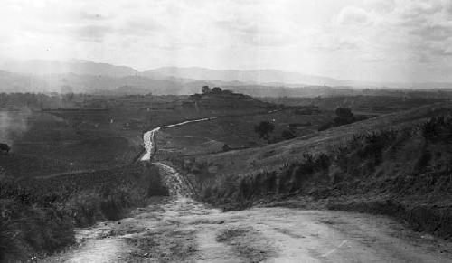 Two views of Utatlan, road