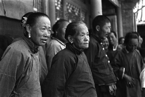 Pilgrims, old man and woman, at T'an Che Ssu