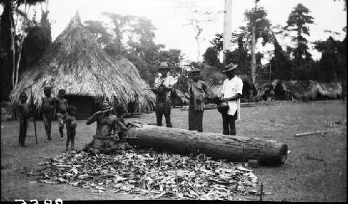 Men playing musical instruments, Sapo, Pudu clan