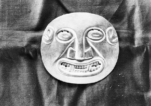 Gold plaque with anthropomorphic face, grave 1