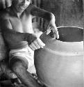 Potter Angel Ku making a tinaja on a kabal