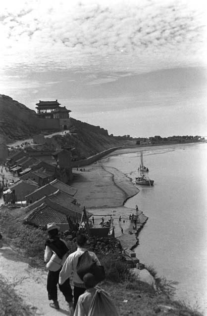 Shensi, September 1935, T'ungkuan from the riverbank