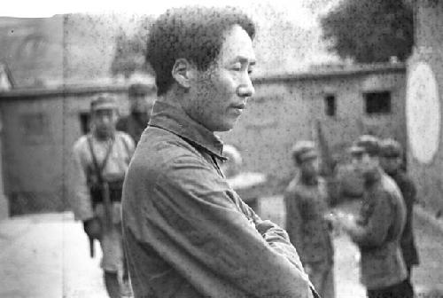 Portrait of Mao Zedong, several soldiers in background