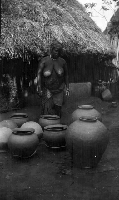 Buzi pots and potter at Zorzon, Mende