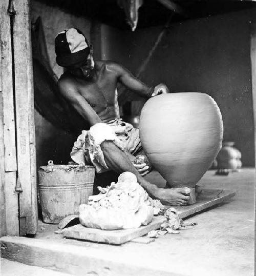 Jose Maria Cab making a tinaja on a kabal