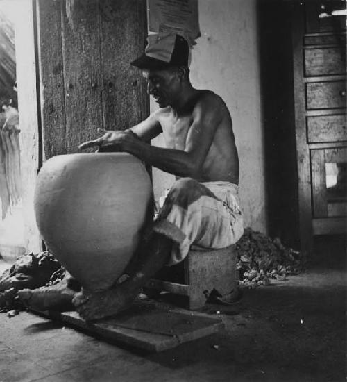 Jose Maria Cab making a tinaja on a kabal