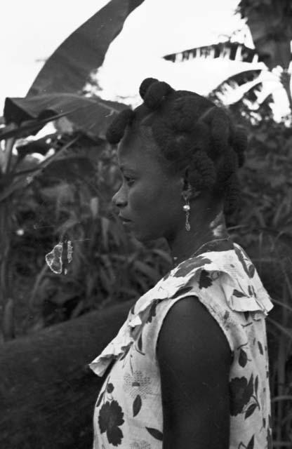 Bulu woman, profile view