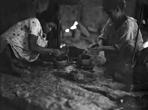 Women making pottery, House of Lorenzo