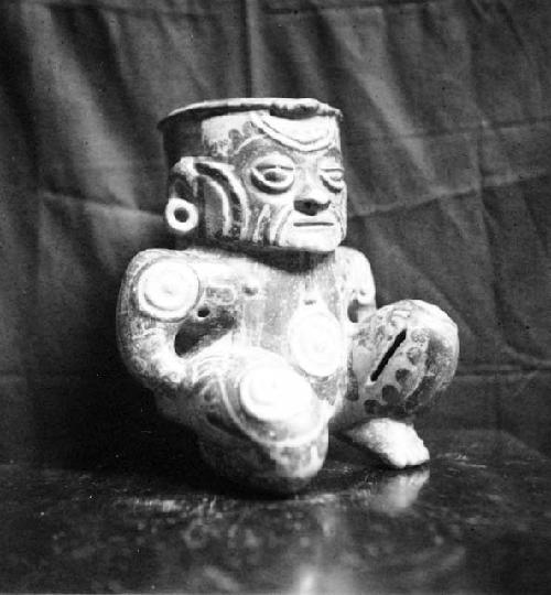 Kneeling human effigy figure