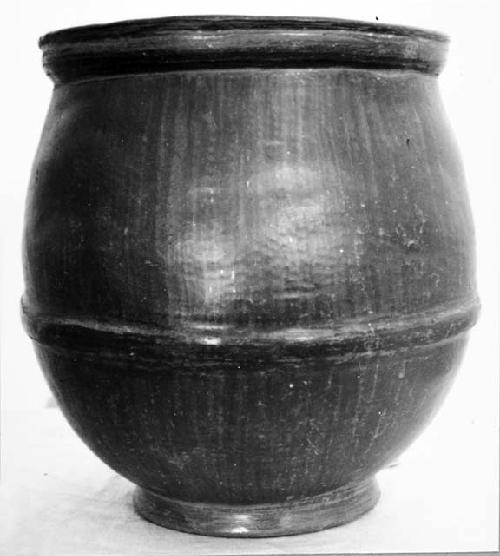 Modern pedestal-base barrel-shaped jar