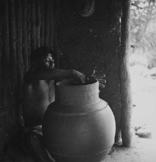 Potter Angel Ku making a tinaja on a kabal