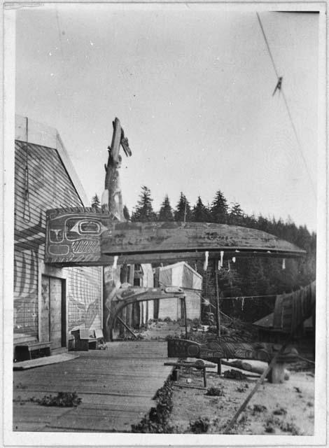 Large totem pole - Kwakwaka’wakw, Wakashan 1899