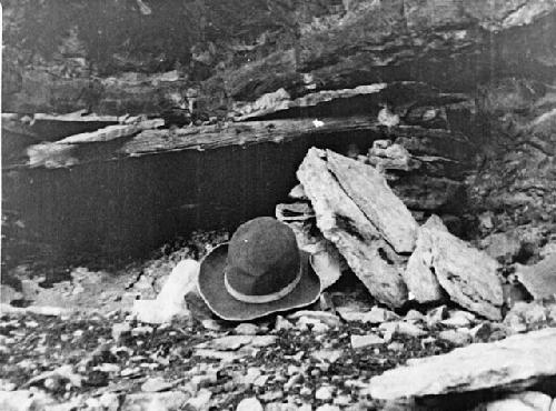 ET6-19 East Wall and roof poles of Granary Memo B36 July 24