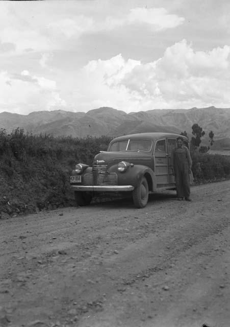 Expedition car ("the ruin") and Julian Huaraccallo