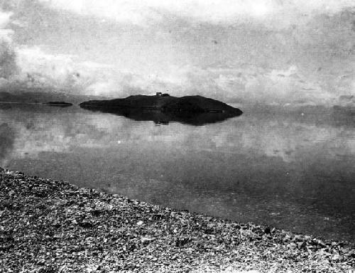 Island and temple in the holy lake of Sairam