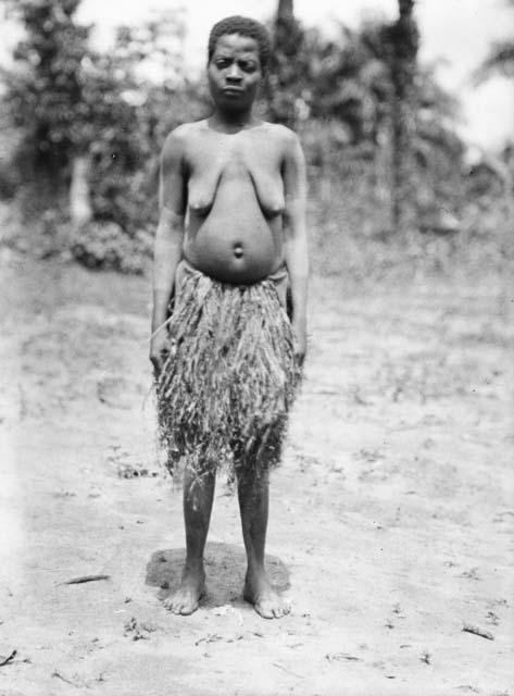 Basa woman, front view