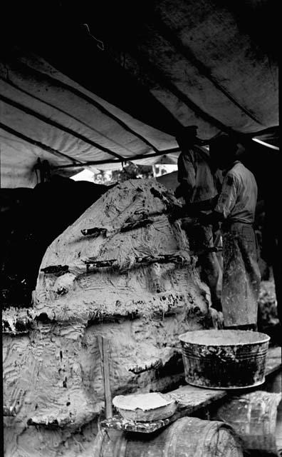 Monument XI, Brad and Poli building upper north shell