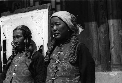 Two Jungar Ordos girls at Batogar