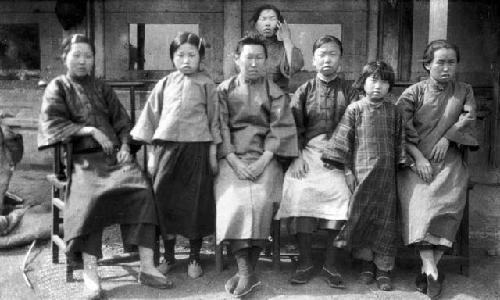 Fish skin trader women and two girls sitting