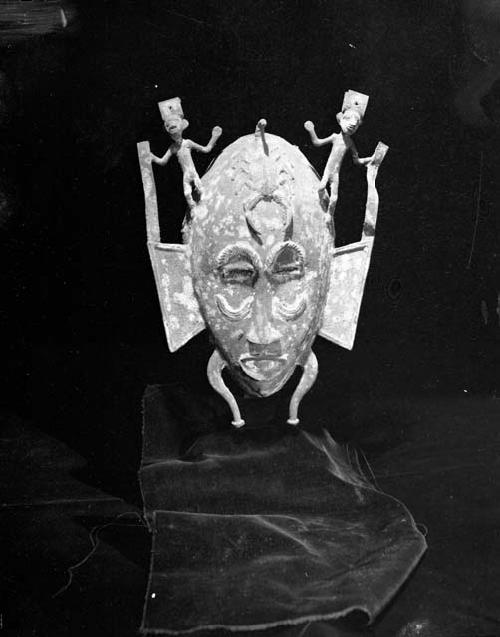 Kepelie mask with figures on each side of Crown, 19th-20th century