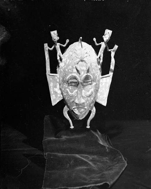 Kepelie mask with figures on each side of Crown, 19th-20th century