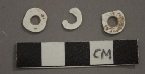 Small flat shell bead, 1 fragment