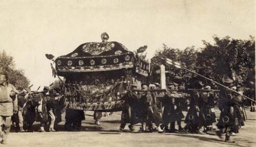 Group carrying decorative carraige