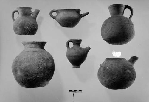 6 pottery vessels