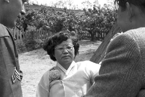 Portrait of dressed woman talking with two men in front of her